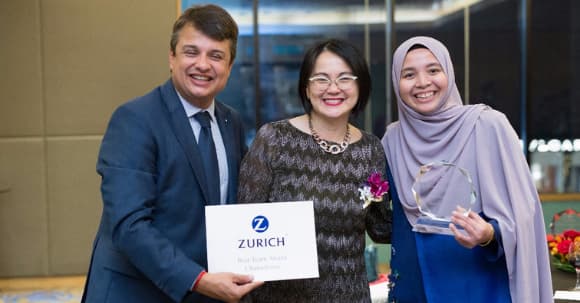 Evelyn Foong receiving the Zurich Best Team Award with colleagues